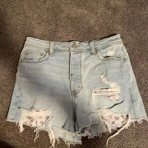 hollister ultra high rise mom short 3” blue denim shorts, size 5 w27, brand new